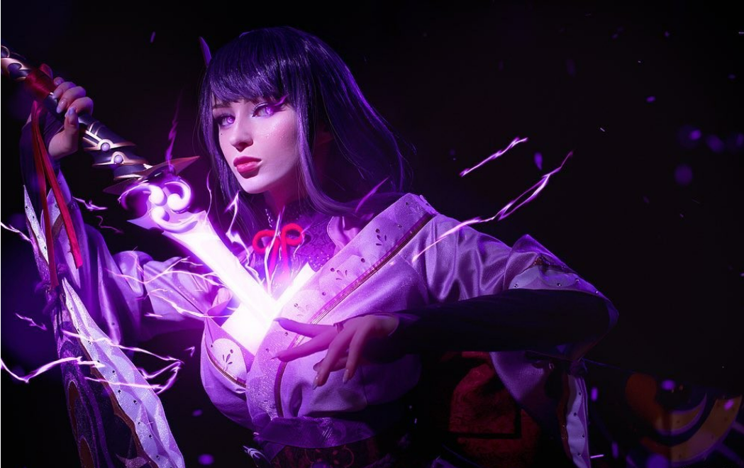 Russian beauty cos "Genshin Impact" Raiden Shogun,pulls out a knife on her chest and is domineering