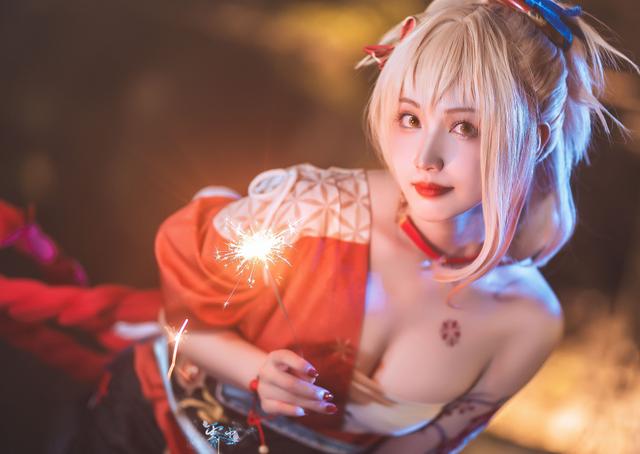 "Genshin Impact" Yoimiya cos, the charm from the long legged girl, do you love it?