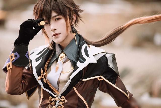 "Genshin Impact" Zhongli's cos,It's too hard to take pictures on the snow mountain in cold winter