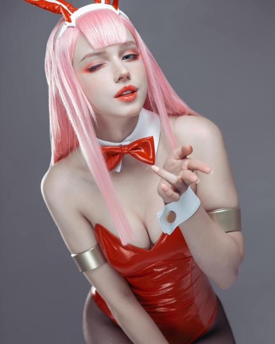 Russian beauty SAMA cos collection appreciates sexy enchanting and outstanding figure