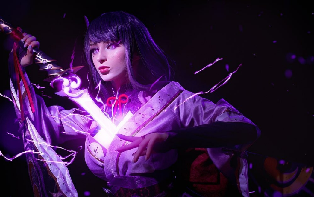 Russian beauty cos "Genshin Impact" Raiden Shogun，pulls out a knife on her chest and is domineering
